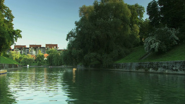 斯洛文尼亚卢布尔雅那河中航行的POV船视频下载