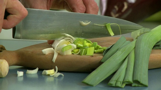CU男子的手切新鲜的韭菜/斯洛文尼亚视频下载