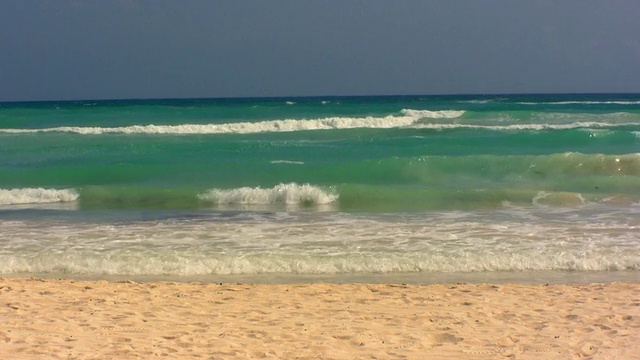 墨西哥金塔纳罗奥图伦海滩上的海浪视频下载