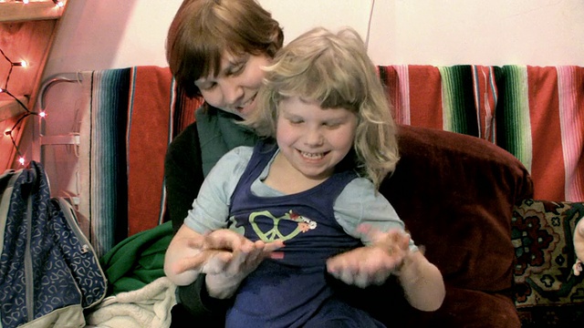 MS女孩(6-7)与她的母亲玩手游戏/布鲁克林，纽约，美国视频下载