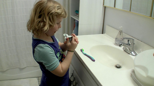 女孩(6-7)舔牙膏/布鲁克林，纽约，美国视频下载