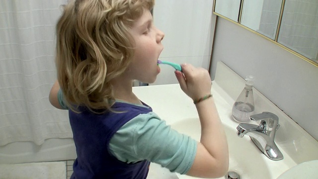 正在刷牙的女孩小姐/美国纽约布鲁克林视频下载