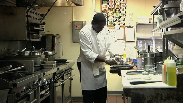 美国佛蒙特州温莎的ZI厨师在餐厅厨房准备菜肴视频素材