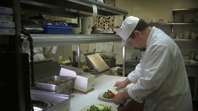 美国佛蒙特州温莎，餐厅厨房里的MS Chef在把盘子放到托盘前擦拭盘子边缘视频素材