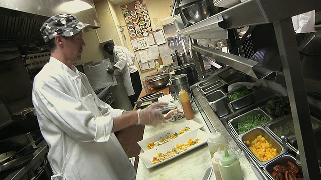 美国佛蒙特州温莎市，微软厨师在餐厅厨房做饭视频下载