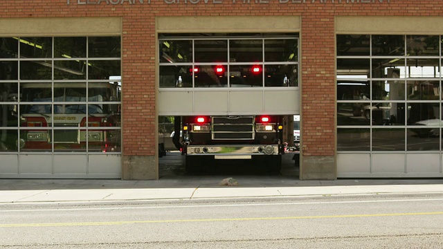 美国犹他州，Pleasant Grove，消防车离开车库时，卷帘门打开视频素材