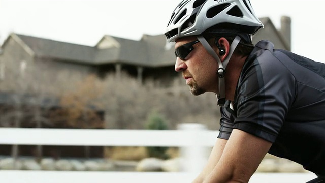MS TS男子骑自行车在乡村/高地，犹他州，美国视频素材
