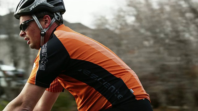 MS TS男子骑自行车在乡村/高地，犹他州，美国视频素材