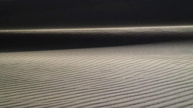 风吹过波纹沙丘/纳米比亚纳米布沙漠视频素材
