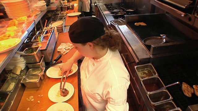 MS HA Chef在餐厅厨房柜台上准备菜肴/ Chelsea, Michigan, USA视频素材