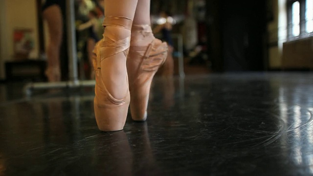 美国伊利诺斯州芝加哥，CU芭蕾舞者在课堂上用不同的脚位置表演脚尖动作视频下载