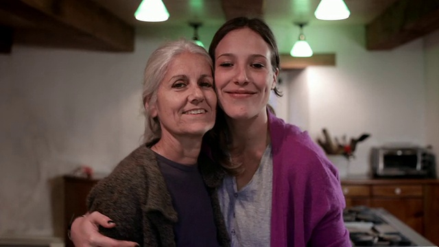 母亲和女儿在厨房/金斯顿，美国纽约视频素材