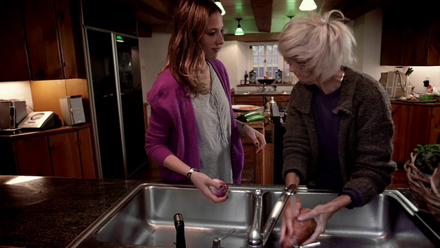 母女俩在美国纽约金斯顿的水槽里洗蔬菜视频素材