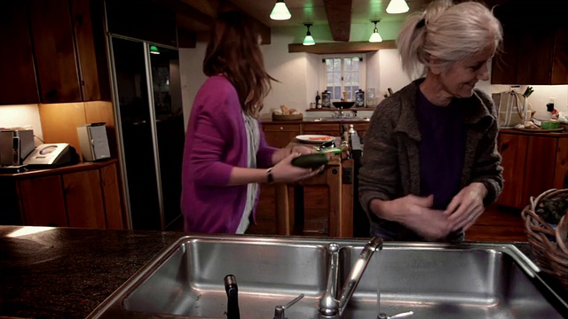 母女俩在美国纽约金斯顿的水槽里洗蔬菜视频素材