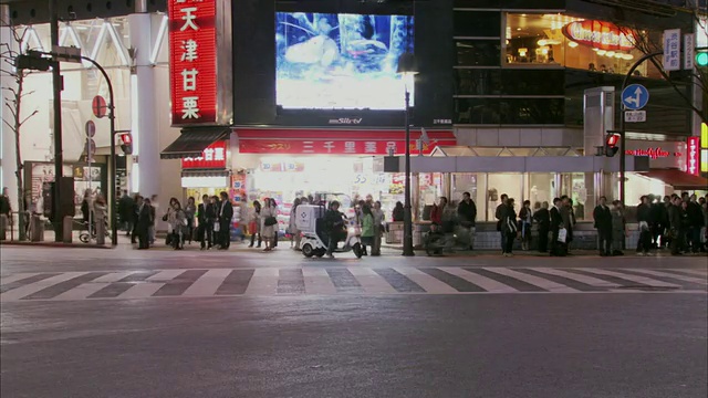 T/L MS繁忙的城市街道在夜晚/东京，东京县，日本视频素材