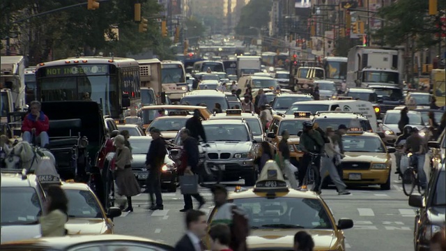 繁忙的街道十字路口/纽约市，美国视频下载