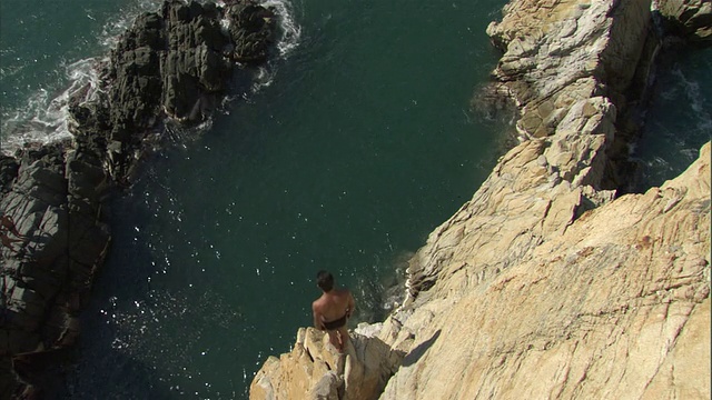 WS HA悬崖潜水员跳下悬崖进入海洋/阿卡普尔科，格雷罗，墨西哥视频下载