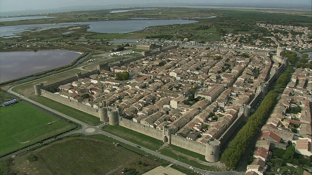 具有中世纪历史意义的城墙城市Aigues Mortes，展示了城墙、城堡守卫塔和大门/ Aigues Mortes, Gard Department，法国视频素材