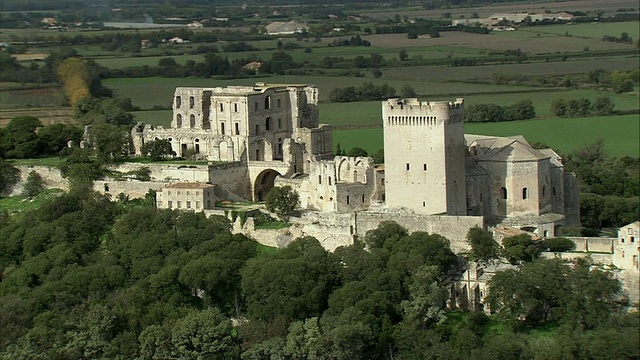 山顶上大型城堡的空中废墟/ Aigues Mortes，加德省，法国视频素材