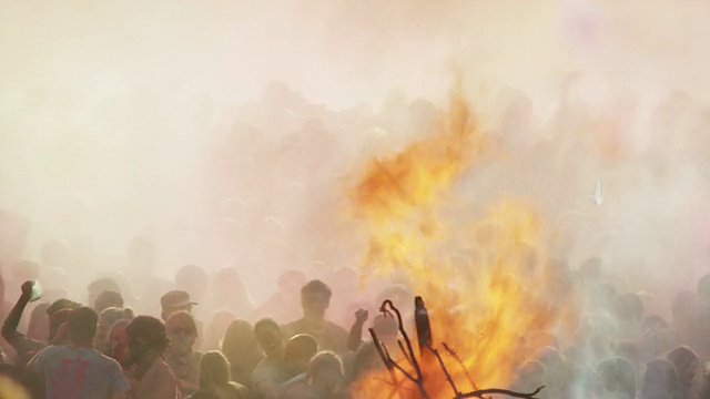 在印度教节日里，火堆上的火焰向空中喷射视频下载