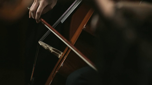 机架焦点从低音和大提琴在背景到小提琴在前景视频下载