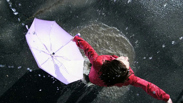 在雨中跳舞的女人视频下载
