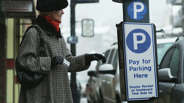 在自动停车机前付停车费的女人视频下载