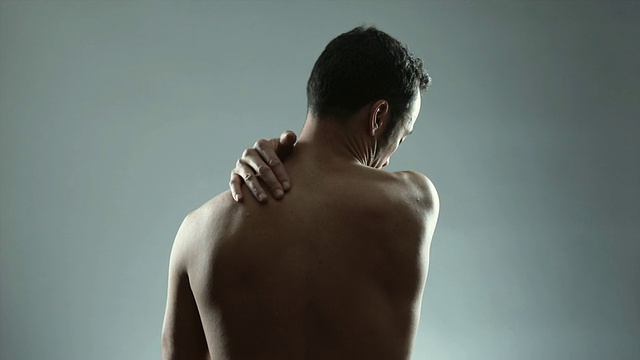 SLO MO MS向后看的人伸展和揉他的背部在工作室/纽约市，纽约州，美国视频素材