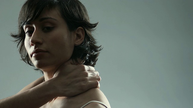 SLO MO MS PAN侧面的女人揉她的背和在工作室/纽约市，纽约州，美国视频素材