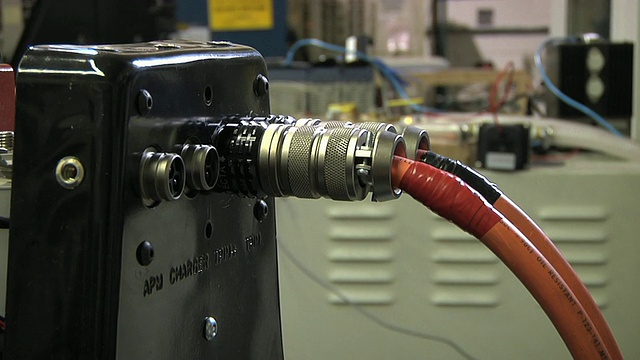 连接到锂离子汽车电池的高压电缆/特洛伊，密歇根州，美国视频下载