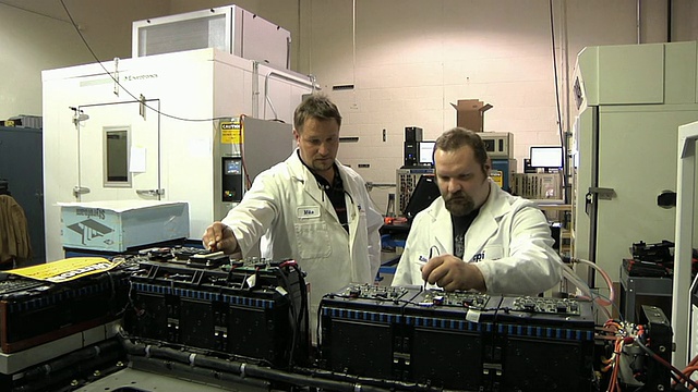 MS ZO技术人员在测试用于驱动电动汽车的原型锂离子电池时进行了交流/美国密歇根州特洛伊市视频下载