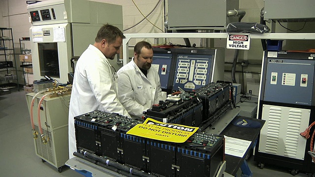 cuzo技术人员在测试用于电动汽车动力的原型锂离子电池时进行了交流/美国密歇根州特洛伊市视频下载