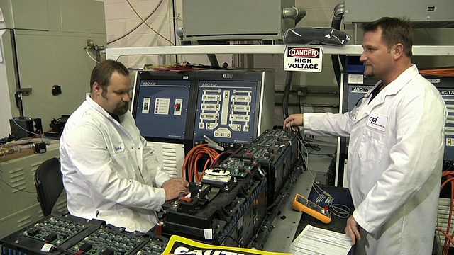 MS技术人员在测试用于驱动电动汽车的原型锂离子电池时进行了交流/美国密歇根州特洛伊市视频下载
