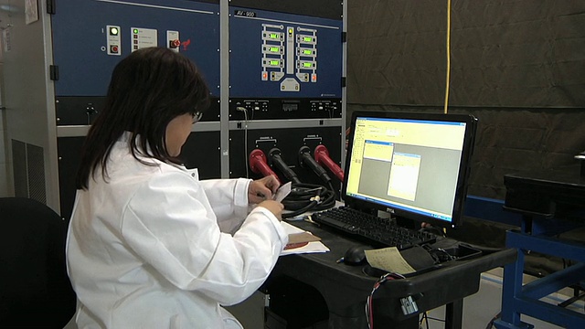 cuzo技术员在连接锂离子电池的高压电缆旁工作/美国密歇根州特洛伊市视频下载