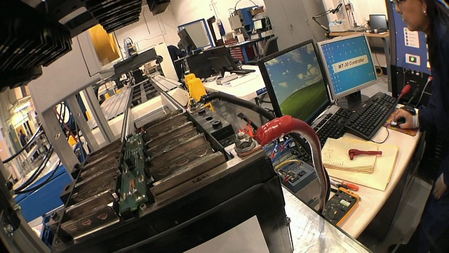 美国密歇根州特洛伊市，测试电动汽车锂离子电池原型时使用多个电脑屏幕的技术人员视频下载