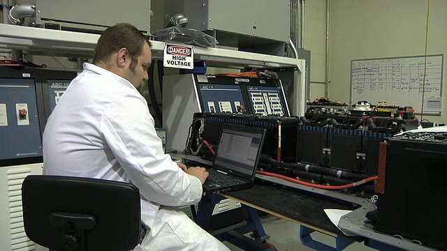 cuzo技术员在笔记本电脑上测试用于电动汽车的锂离子电池原型/ Troy，密歇根州，美国视频下载