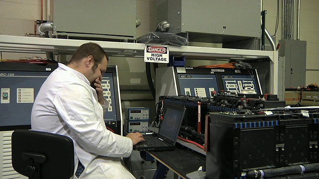 美国密歇根州特洛伊市，在高压地区测试用于电动汽车的锂离子电池原型时，技术员使用电脑视频下载