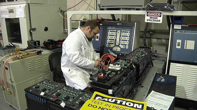 技术人员准备测试原型锂离子电池用于电动汽车/特洛伊，密歇根州，美国视频下载