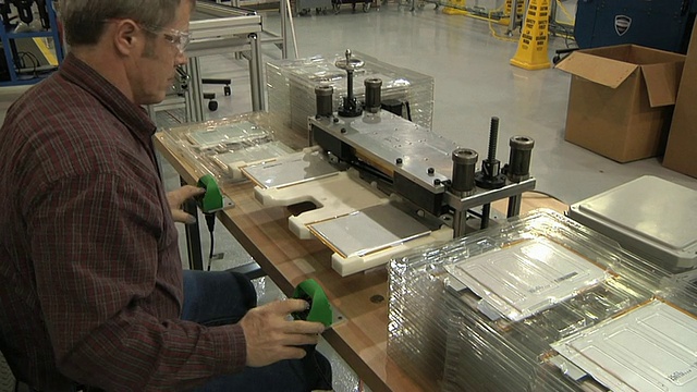 cuzi ZO技术人员，操作电动汽车电池中锂离子电池端子的压接机/ Troy，密歇根州，美国视频下载