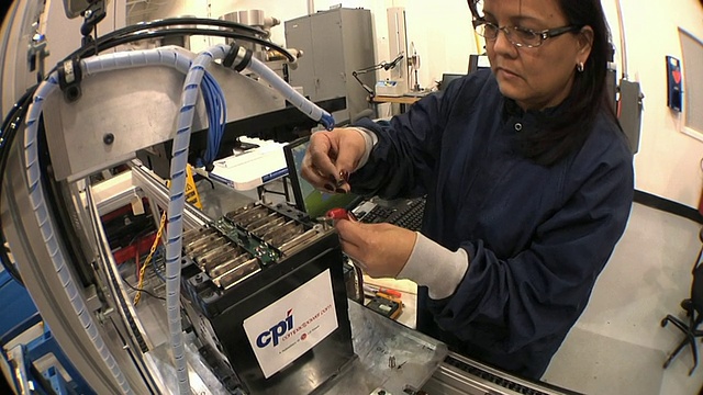 技术人员将电线连接到负极，同时测试用于电动汽车的原型锂离子电池/特洛伊，密歇根州，美国视频下载