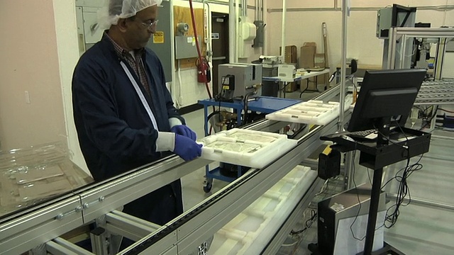 在原型实验室/美国密歇根州特洛伊，技术人员在运输中放置用于汽车电池的锂离子电池视频下载