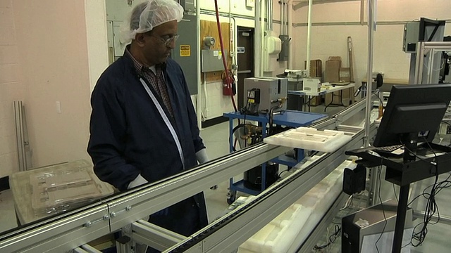 MS PAN ZO技术员在原型实验室/美国密歇根州特洛伊市放置用于运输的汽车电池的锂离子电池视频下载