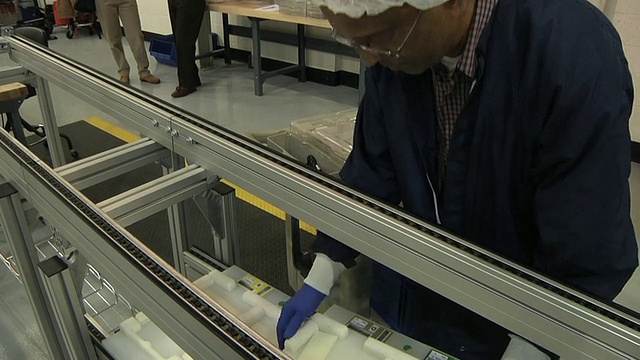 MS技术人员在原型实验室/美国密歇根州特洛伊放置用于汽车电池运输的锂离子电池视频下载