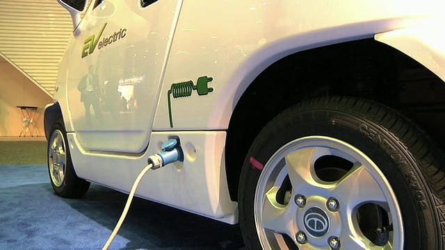 在2010年底特律汽车展/美国密歇根州底特律展出的CT&T汽车上插着CU ZI电池充电器视频下载