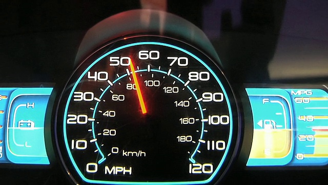 2010年底特律车展上，美国密歇根州底特律市，福特Fusion混合动力汽车的内饰显示屏视频下载