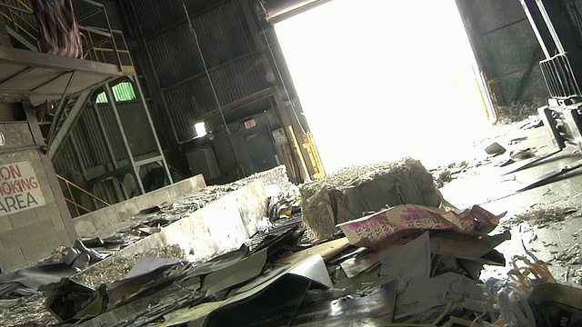 WS叉车操作员在美国密歇根州造纸厂/ Manistique移动成捆的再生纸视频下载