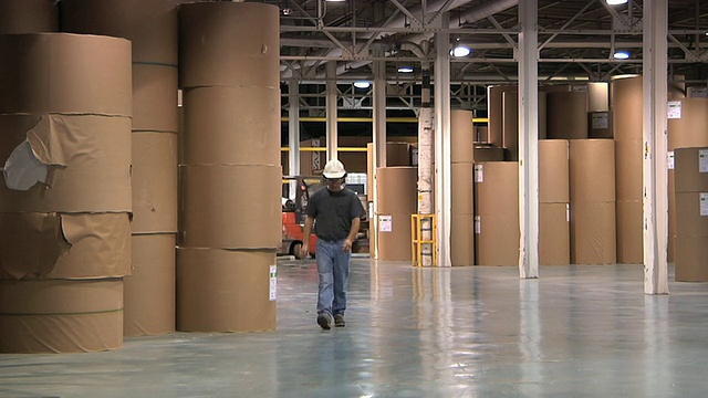 美国密歇根州，WS造纸厂工人走过仓库/ Manistique视频下载