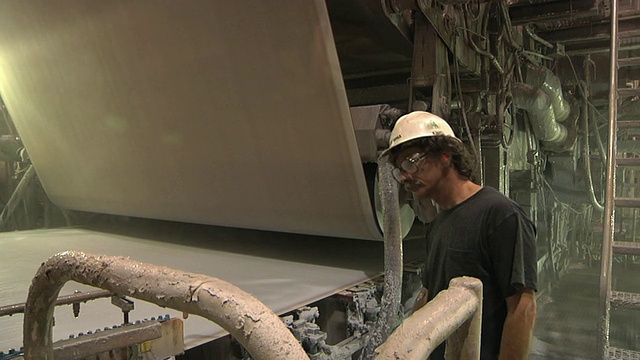 美国密歇根州，屠女士造纸厂工人正在检查原造纸机区/ Manistique视频下载