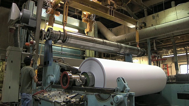 美国密歇根州，MS造纸厂工人降低新的主轴到位，准备用再生纸/ Manistique制成的新纸卷视频下载