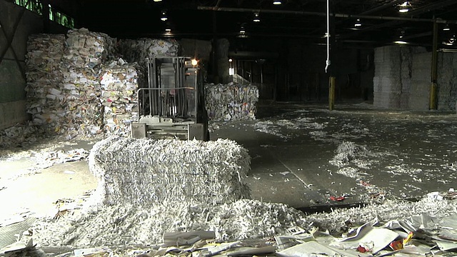 WS叉车操作员在美国密歇根州造纸厂/ Manistique移动成捆的再生纸视频下载
